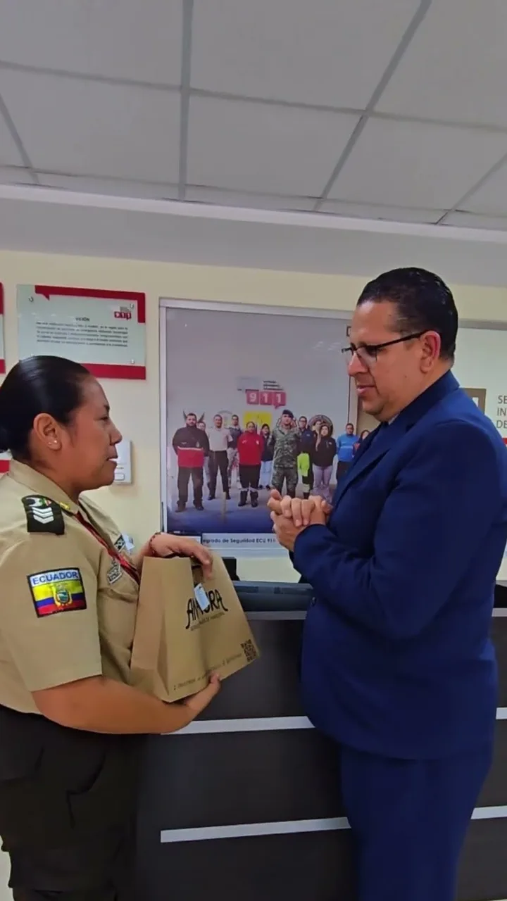 Equipo de Armony entregando las cenizas de una mascota en una bolsa conmemorativa